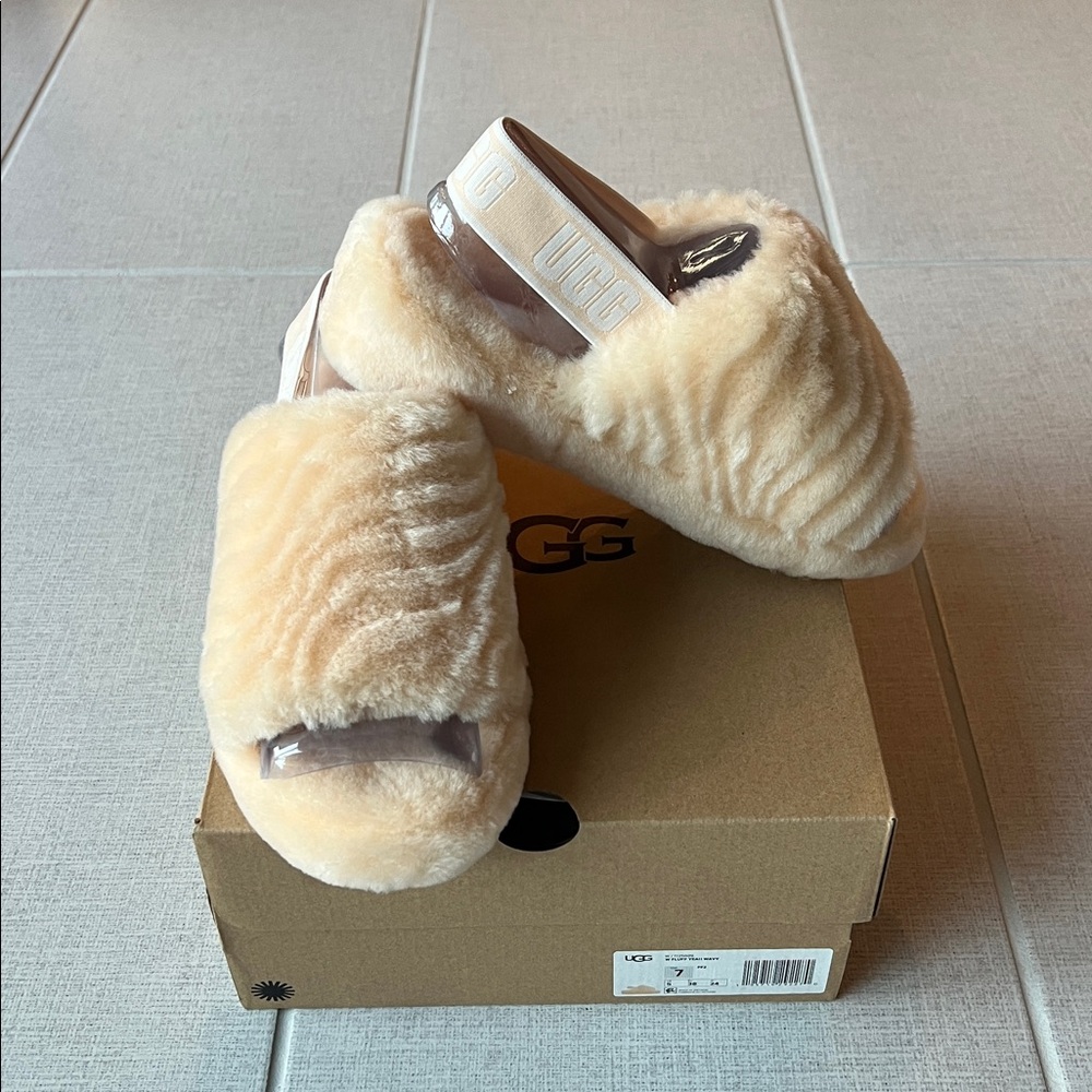 Brand New UGG Fluff Yeah Wavy Slipper Size 7 NIB. Peach Fuzz color.